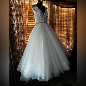 Size 12 Wedding gown ALLURE Bridals Wedding Gown Ivory Lace Dramatic Tulle NWT